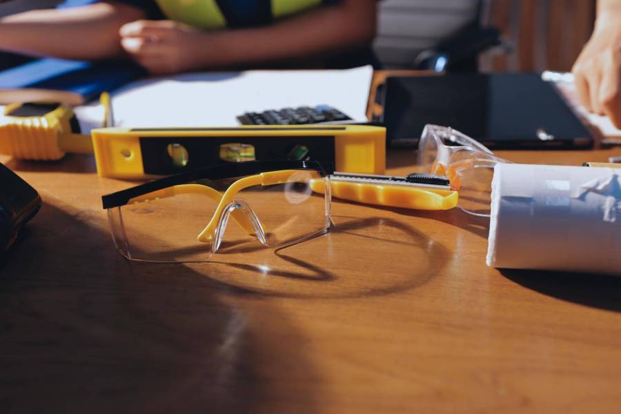 Jak wyglądają koszty i VAT za okulary dla pracownika