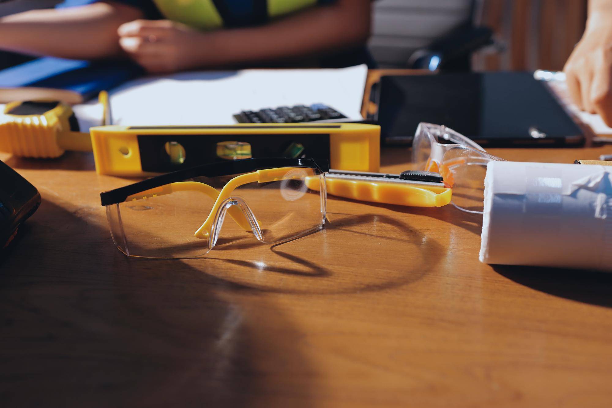 Jak wyglądają koszty i VAT za okulary dla pracownika